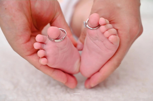 安宁宝宝眼角有红血丝 安宁宝宝眼角有红血丝